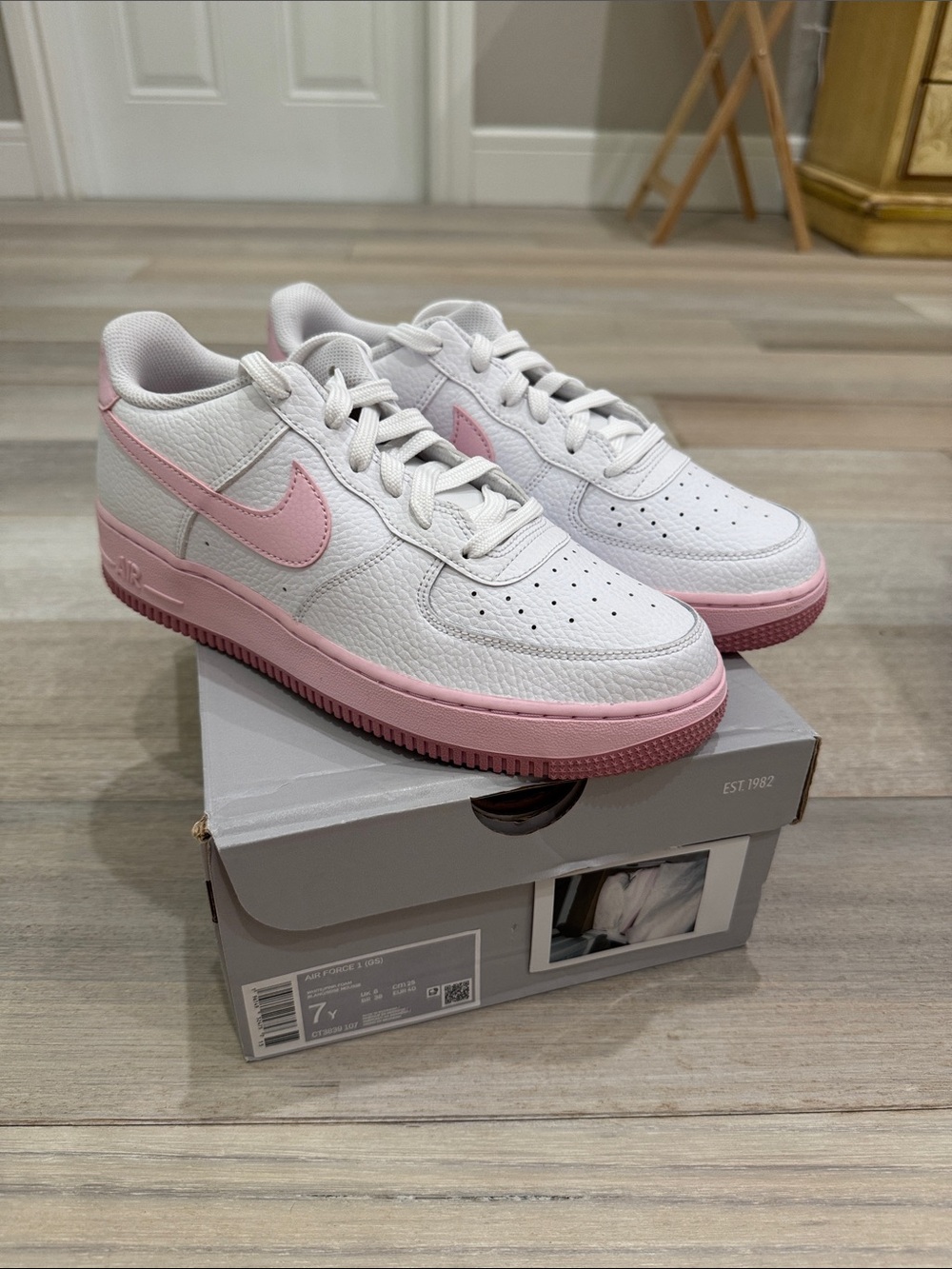 Nike: Brand New — Kids White and Pink Low-Top Sneakers Size 7Y Size 8.5 Womens